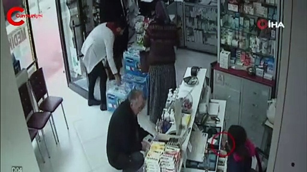 Anne oyaladı, küçük kızı kasayı soydu!