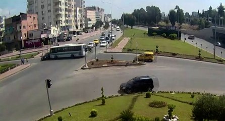 Işık ihlali yapan sürücü kaldırımdaki kadına çarptı