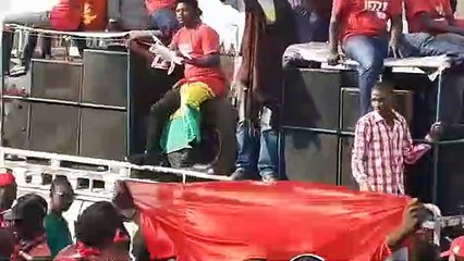 L'esplanade du stade du 28 septembre pleine à craquer de monde