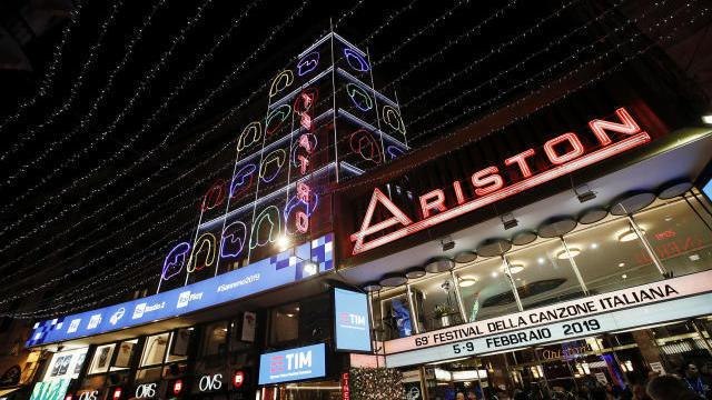 Signorini brucia Amadeus e svela i cantanti in gara a Sanremo: ecco i big che saliranno sull'Ariston