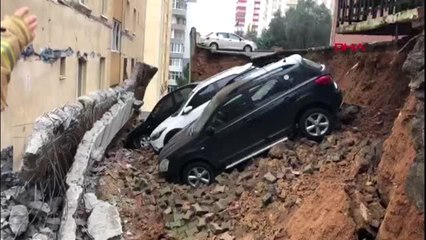 Kartal'da istinat duvarı çöktü-1