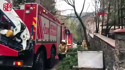 Video herunterladen: Kartal'da istinat duvarı çöktü