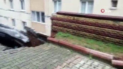 Kartal’da bir sitenin otoparkında duvar çöktü