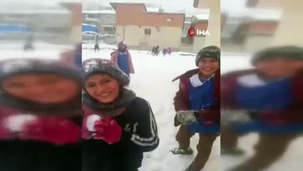 Köy okulunda minik öğrencilerin kar sevinci