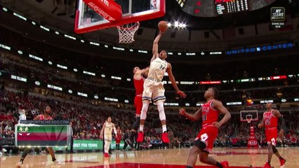 Giannis' double dunk as Bucks beat Bulls