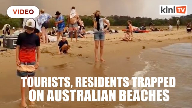 Thousands trapped on Australian beaches by dangerous bushfires