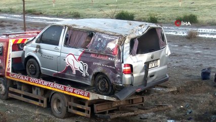 Buzlu yolda araçlar şarampole yuvarlandı: 12 yaralı