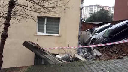 Kartal'da istinat duvarı çöktü (1)