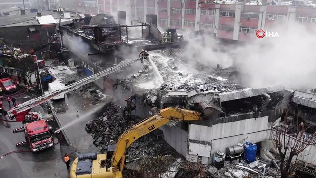 Zeytinburnu'nda yanan fabrikanın yıkım çalışmaları havadan görüntülendi