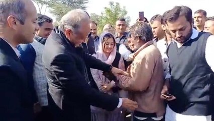 राजस्थान के सीएम अशोक गहलोत ने ली बाड़मेर के किसान की जेब की तलाशी, देखें Viral Video