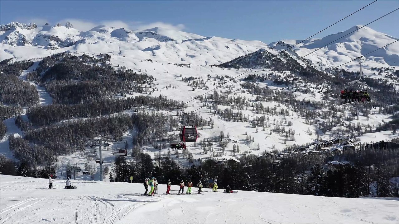 Vars : la neige est tombée en abondance et le soleil rayonne sur la station des Hautes-Alpes
