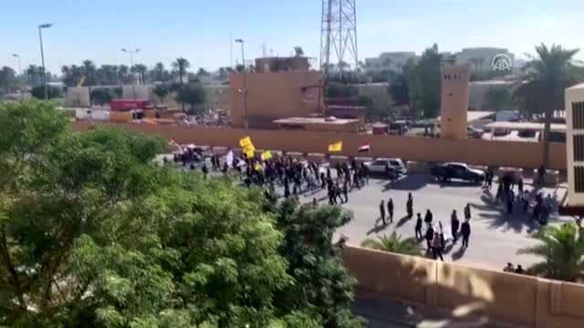 ABD'nin Bağdat Büyükelçiliği önünde toplanan Irak'taki Şii milis gücü Haşdi Şabi taraftarları...