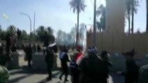 Iraklı protestocular, ABD'nin Bağdat Büyükelçiliği binasının duvarını ateşe verdi (2)
