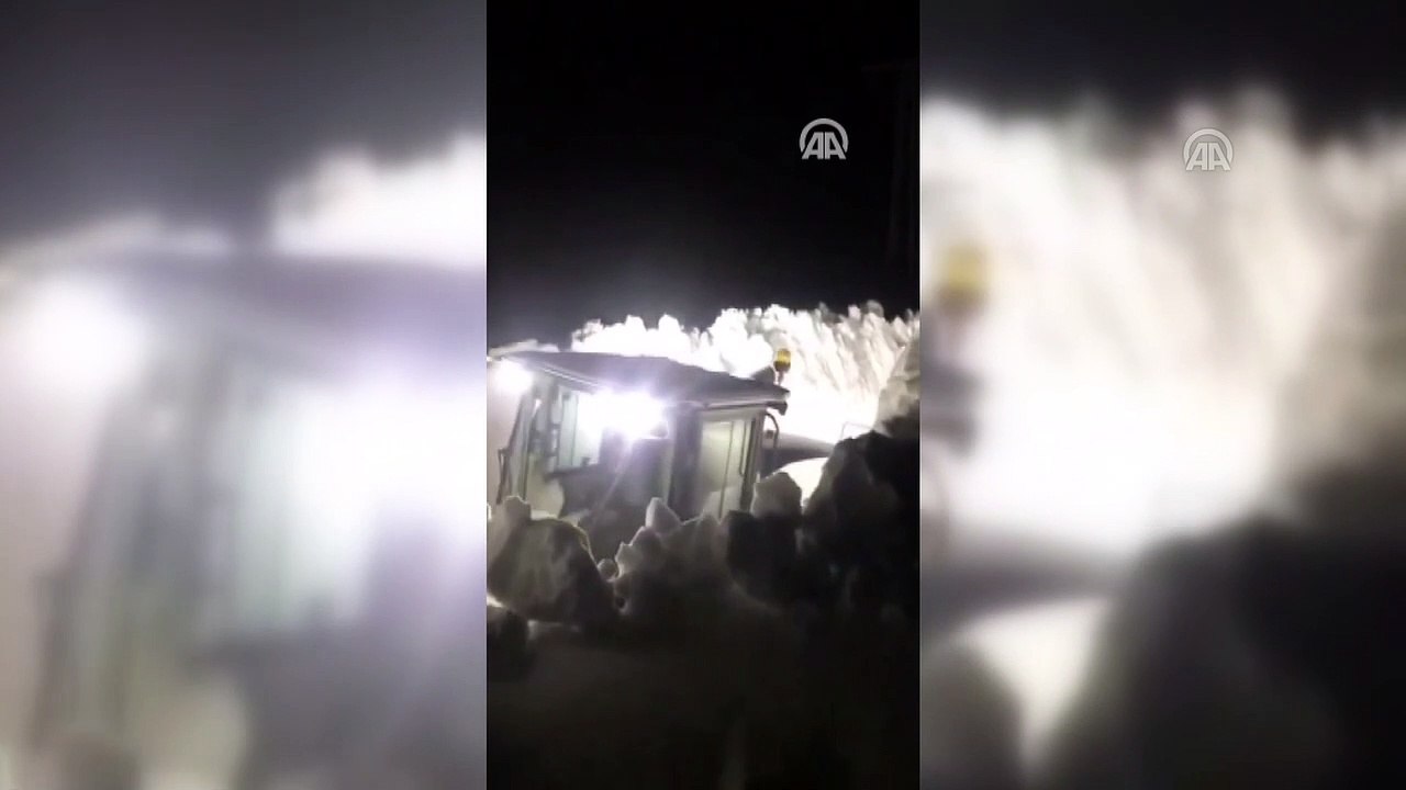 Yolları açmak için metrelerce karla mücadele ettiler - HAKKARİ