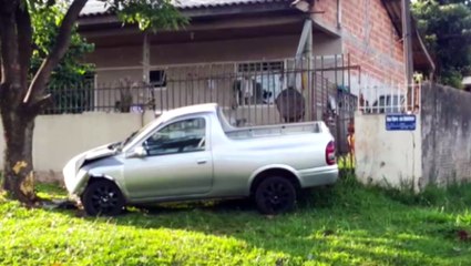Carro atinge árvore no Bairro Periolo