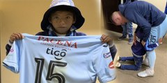 Este niño le pide de rodillas y llorando a Callejón que no abandone al equipo