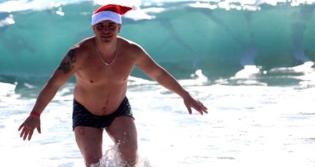 Antalya'da güneşli havayı fırsat bilenler yılın son günü denize girdi