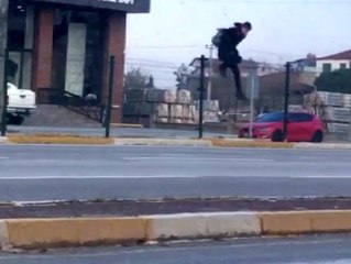 Canını hiçe sayan genç tel örgülerin üzerinden böyle atladı