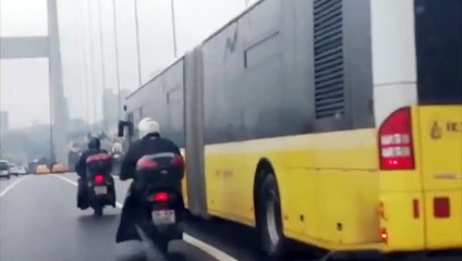 Fırtınadan kaçan motosikletliler otobüsleri böyle siper etti