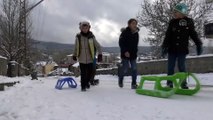 Mahalleyi kızak pistine çeviren çocukların kayak keyfi - KARS
