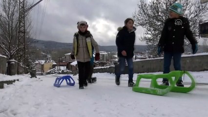 Mahalleyi kızak pistine çeviren çocukların kayak keyfi - KARS
