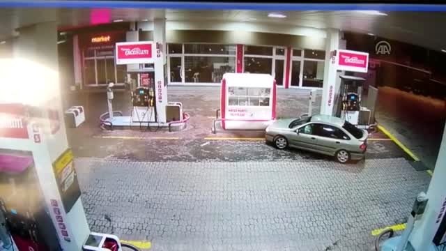 Kontrolden çıkan otomobilin akaryakıt istasyonuna girmesi güvenlik kamerasında