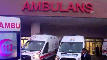 Çöp yüklü tırın çarpmasıyla devrilen aydınlatma direği motosikletliyi yaraladı