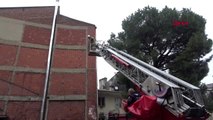Apartmanda yangın paniği; 5 kişi dumandan etkilendi