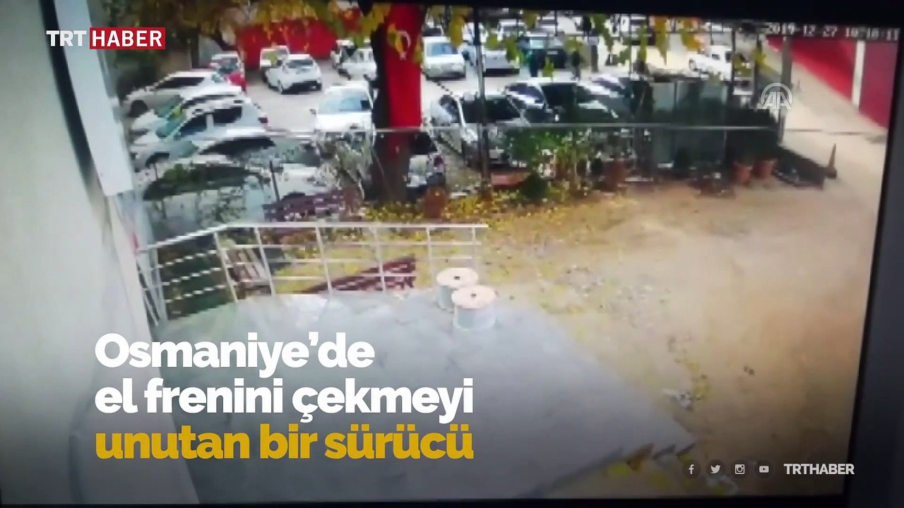 El frenini çekmeyi unuttu, aracının altında kaldı