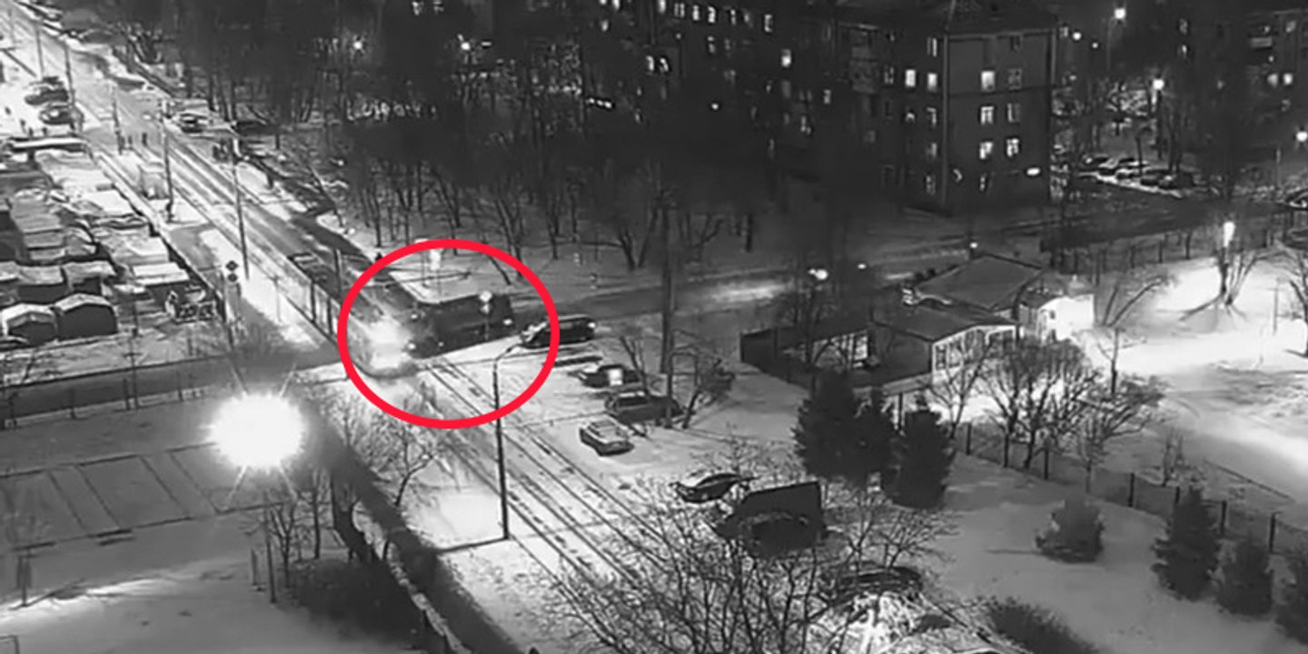 Así fue el terrible choque de un camión, que circulaba a gran velocidad, contra un tranvía