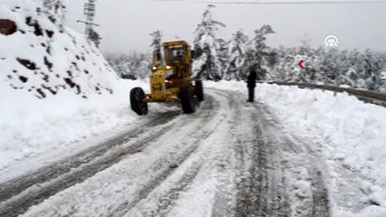 Antalya'nın bazı ilçelerinde kapanan mahalle yollarının açılması için çalışma yürütülüyor