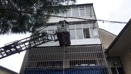 Bodrum katında yangın çıkan apartmanda mahsur kalanları itfaiye kurtardı