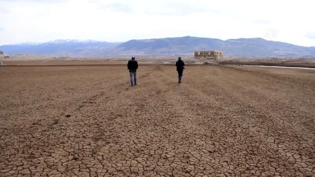 Baraj suları çekildi cami kalıntıları gün yüzüne çıktı - SİVAS