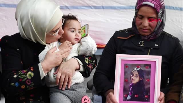 Emine erdoğan hdp önündeki anneleri ziyaret etti-3