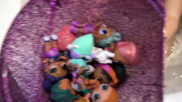 Sophia, Isabella e Alice - Banho divertido com bastante espuma- LOL Surprise Dolls