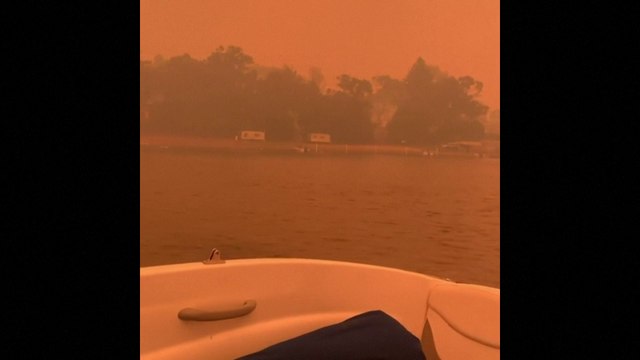 Australie: des habitants se réfugient sur un bateau pour échapper aux incendies