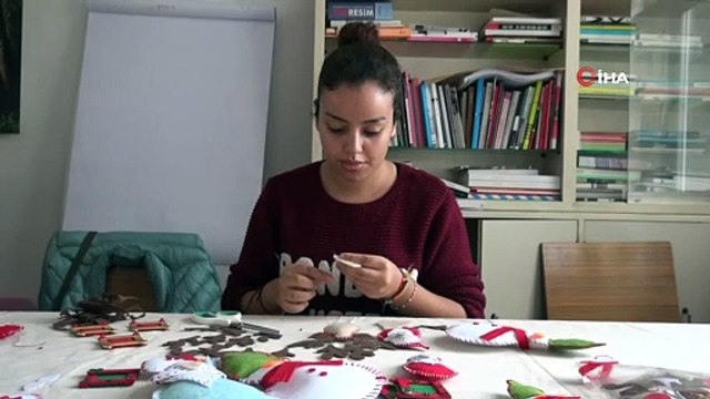 Sokak hayvanları yararına yılbaşı hediyeleri hazırlıyorlar