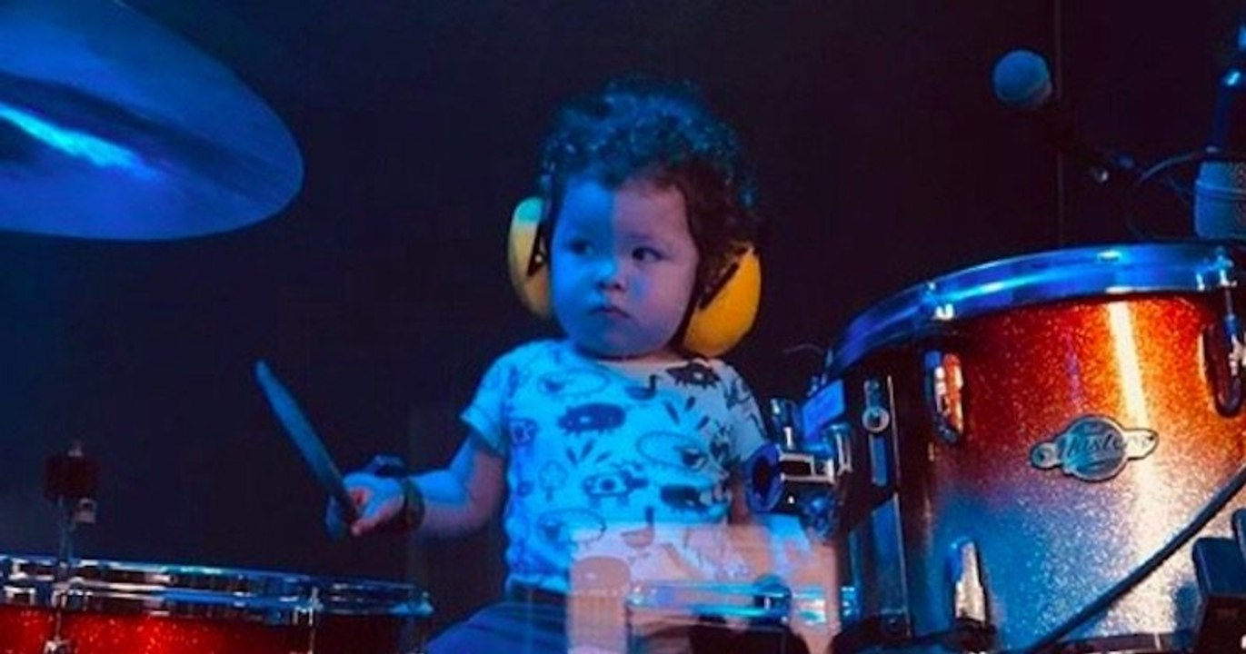 À seulement 2 ans, ce petit garçon est déjà un vrai batteur