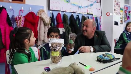 Öğrenciler yeni yıl hediyelerini sokak hayvanlarına verecek