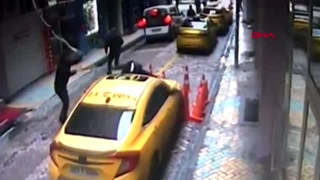 Elazığ tabela takarken 2'nci kattan düştü, güvenlik kamerası saniye saniye görüntüledi