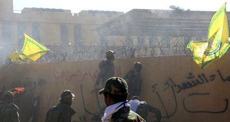 Irak'ta Haşdi Şabi'den "ABD'nin askeri üslerini kuşatma" tehdidi! Bağdat Büyükelçiliği'nin bir kapısı daha ateşe verildi