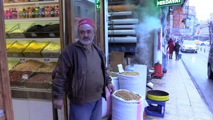 Çorum'daki leblebicilerde yılbaşı yoğunluğu esnafın yüzünü güldürdü