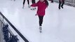 Faire du patin à glace sur une patinoire synthétique sans les patins adéquats... ridicule