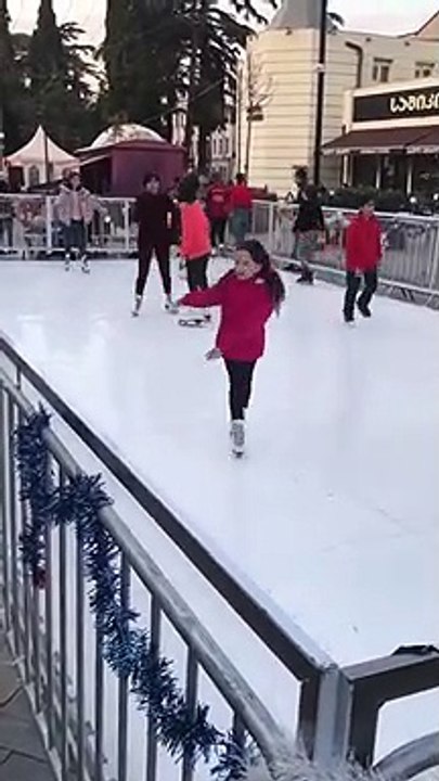 Faire du patin à glace sur une patinoire synthétique sans les patins adéquats... ridicule