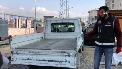 Kamyonet kasasında binlerce paket kaçak sigara bulundu