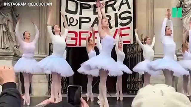 Contre la réforme des retraites, la performance des danseuses devant l'Opéra de Paris