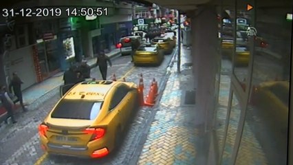 Tabela takan kişinin ikinci kattan düşme anı kameraya yansıdı - ELAZIĞ
