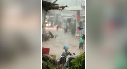 Video Banjir Rendam Perumahan Cimareme Bandung Barat akibat Tanggul Sungai Jebol