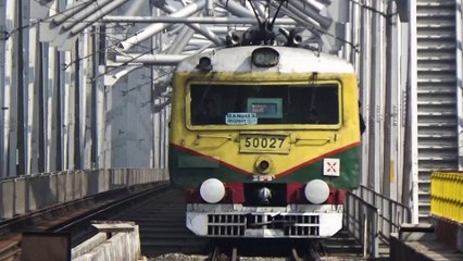 EMU local train (Naihati-Bandel) & Azamgarh Weekly Exp on New Jubilee Bridge moved cautiously and slowly towards Hooghly Ghat station