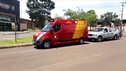 Carro e moto batem na Avenida Brasil, no Coqueiral